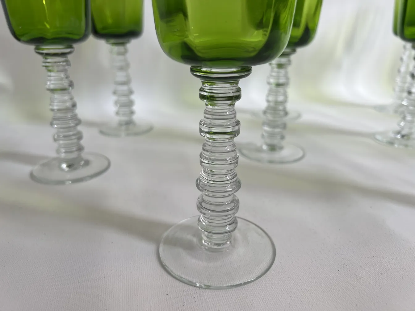 doce copas antiguas con pie de vidrio transparente y diseño elegante