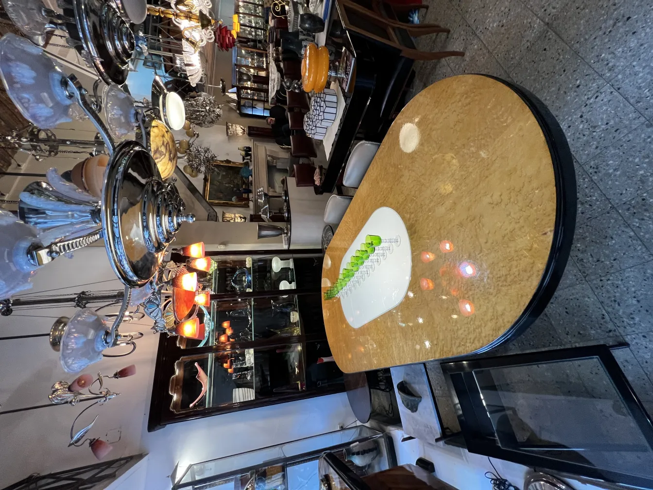 12个古董querandi杯子在带装饰的椭圆桌上