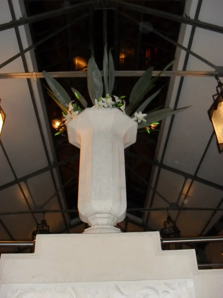 copón decorativo antiguo con flores en un ambiente elegante