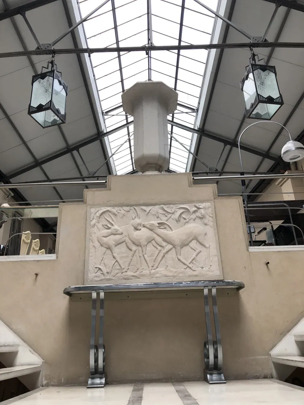 Antiker dekorativer Kelch in moderner Architektur.