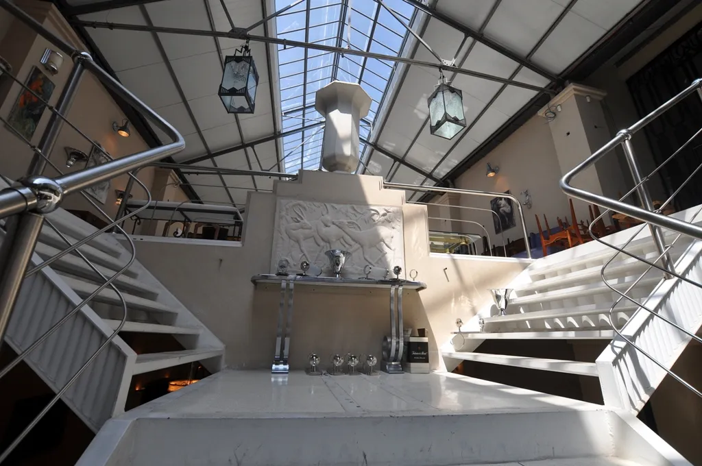 古い装飾用ゴブレットが明るい背景に。