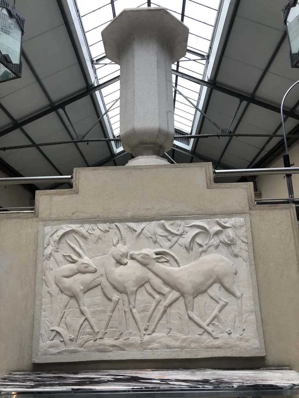 Antiker dekorativer Kelch mit Rehrelief auf hellem Hintergrund.