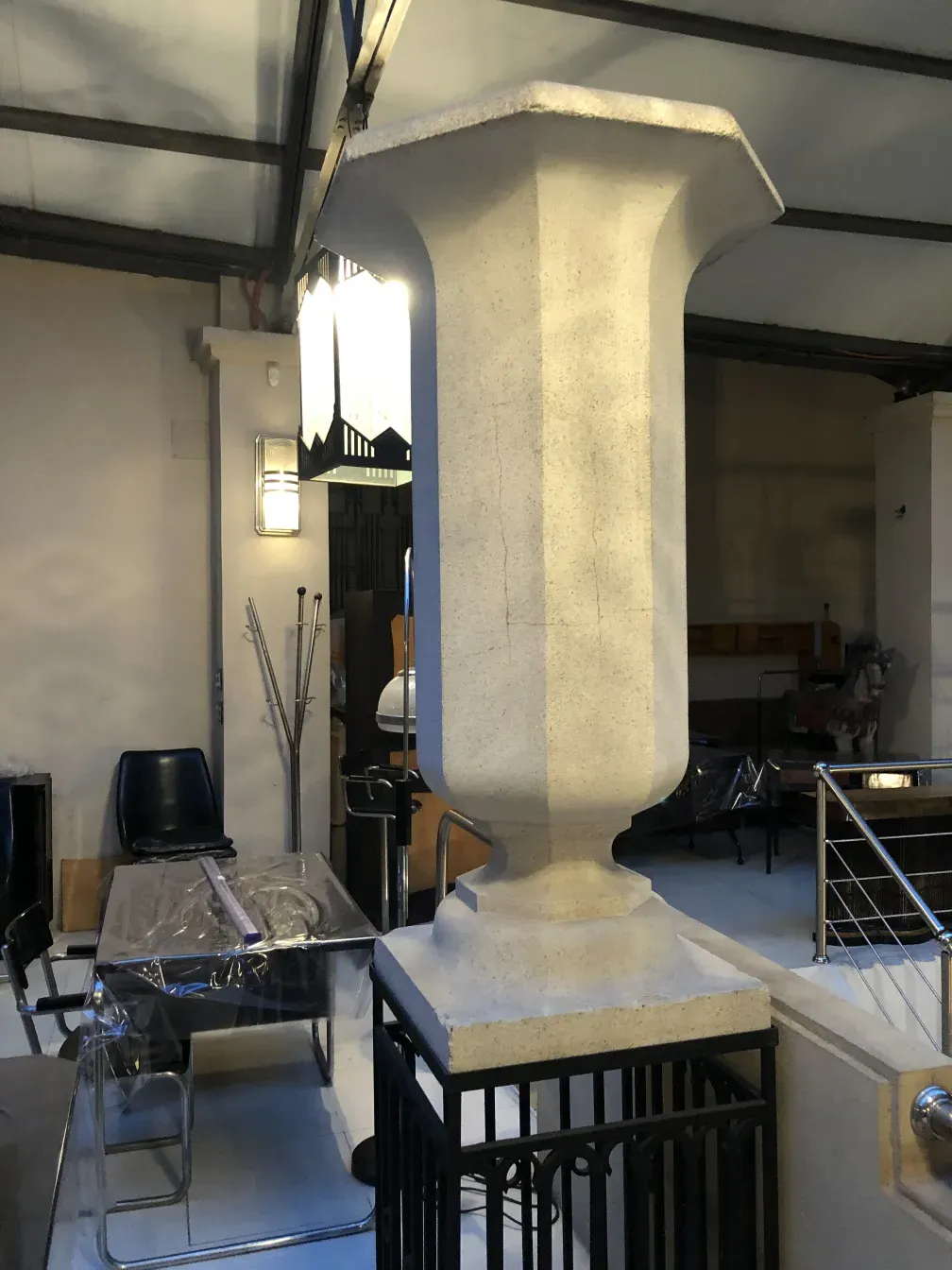 Calice décoratif ancien avec un design stylisé dans un cadre contemporain.