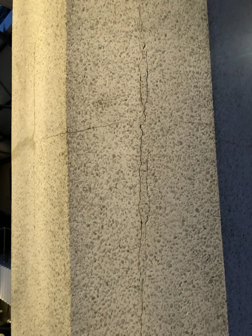 Antiker dekorativer Kelch mit elegantem und simplem Design, neutraler Hintergrund.