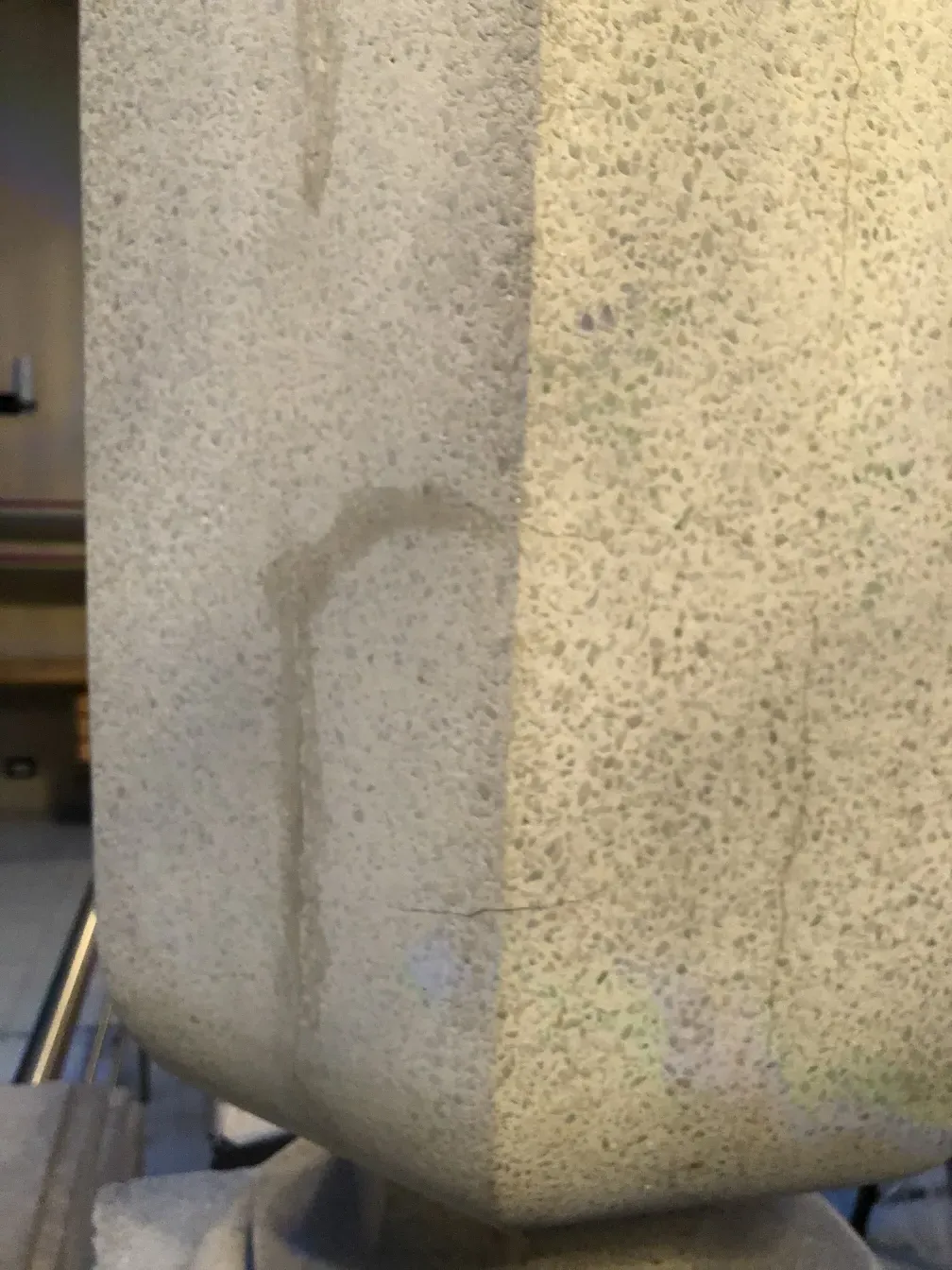 Calice décoratif ancien avec des détails uniques dans un cadre chaleureux.