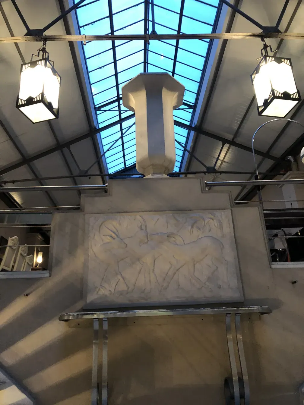 cálice decorativo antigo com desenhos intrincados em um ambiente elegante