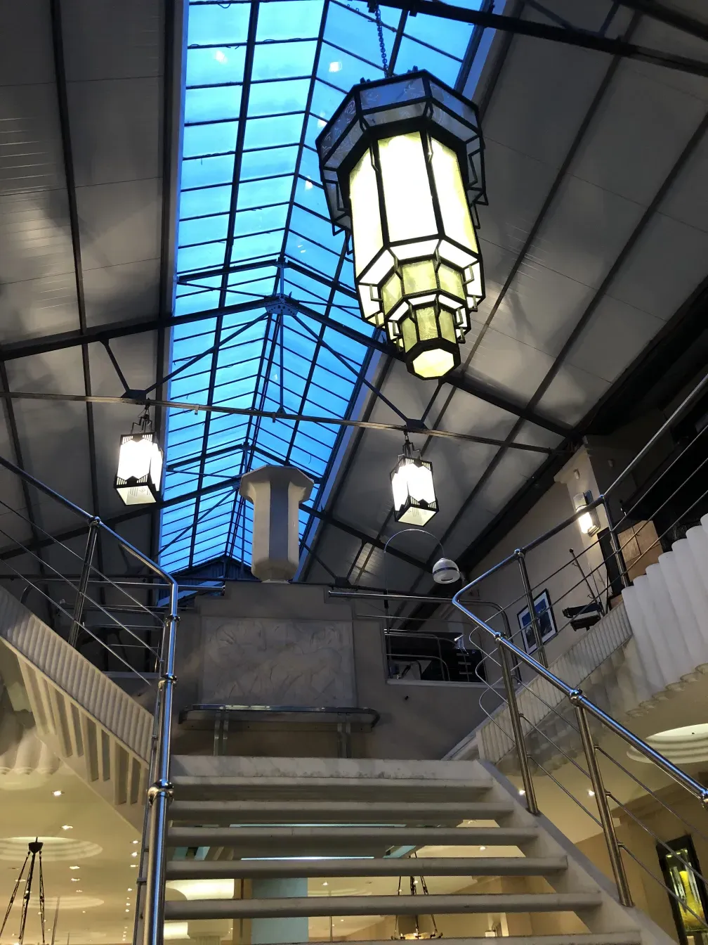 cálice decorativo antigo em um ambiente iluminado