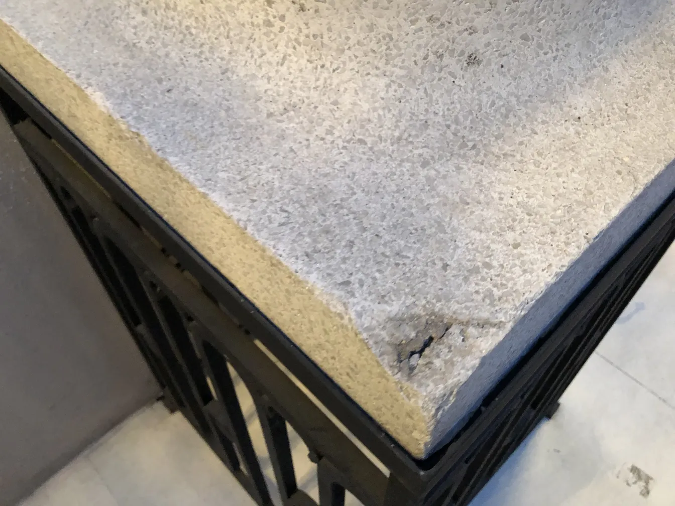 calice décoratif ancien dans un cadre élégant