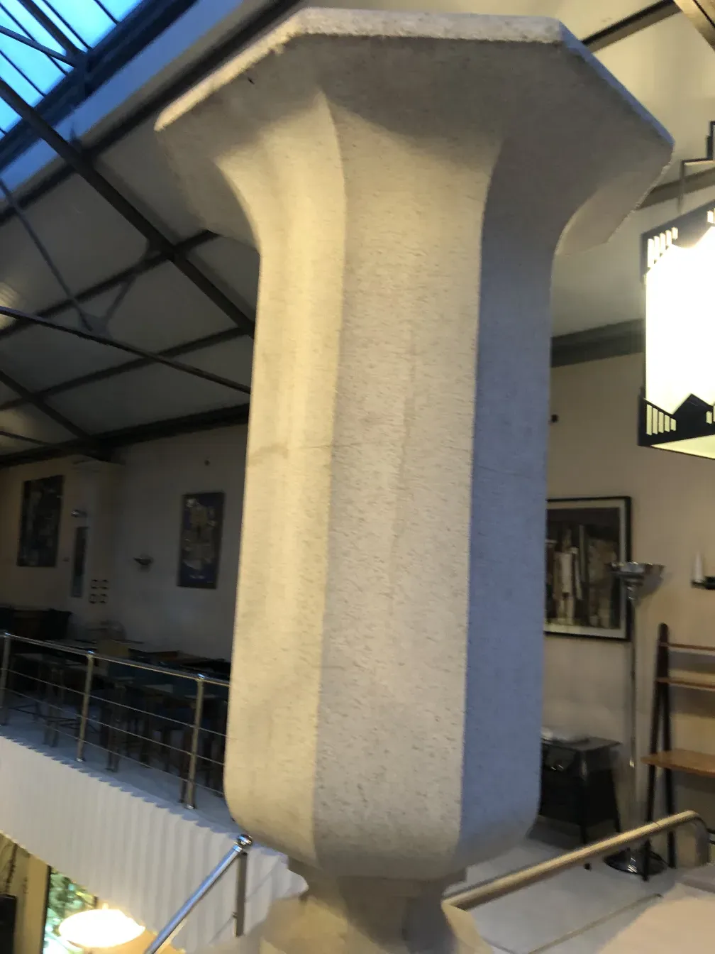 Calice decorativo antico con design elegante e atmosfera accogliente.