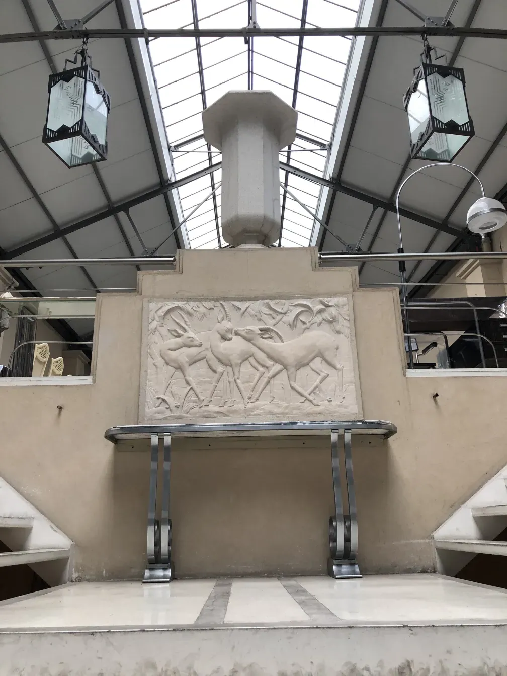 Calice décoratif ancien avec des détails élégants dans un cadre moderne.