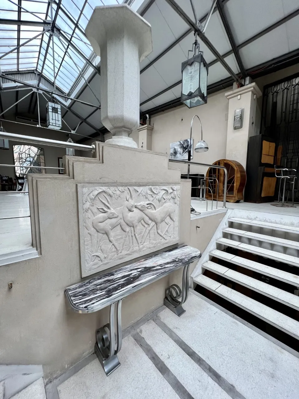 calice décoratif ancien avec détails en relief et fond neutre.