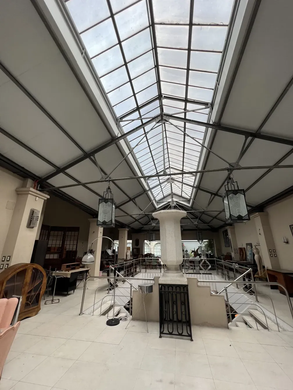 calice décoratif ancien dans un espace élégant avec des détails architecturaux