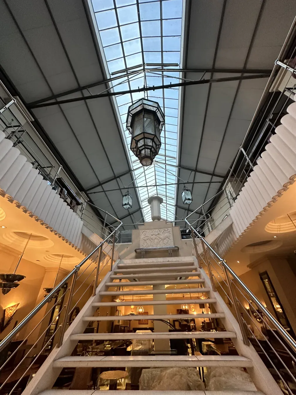 Cálice decorativo antigo em ambiente elegante.