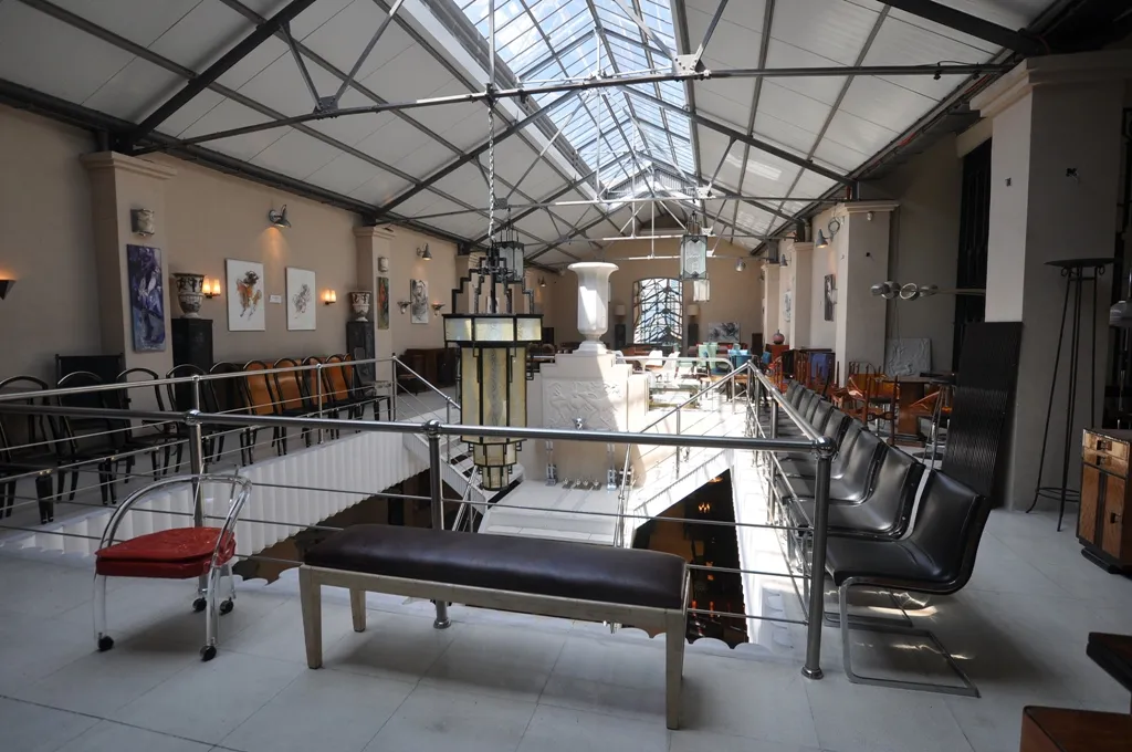 Calice décoratif ancien dans un cadre élégant avec des chaises et de l'art