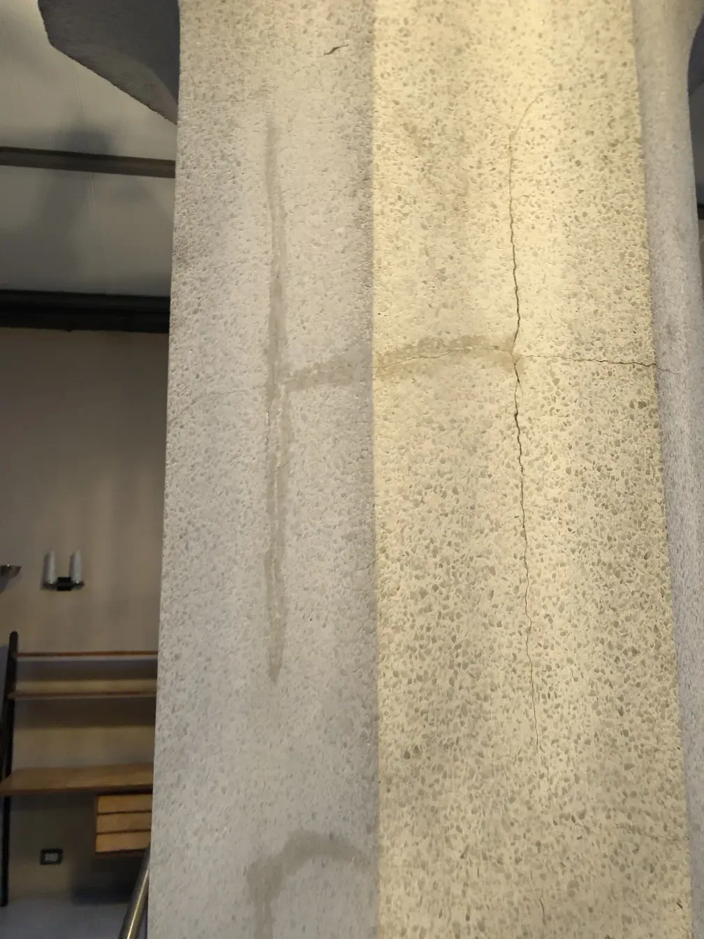 Calice decorativo antico con dettagli sottili sulla superficie, in un ambiente neutro.