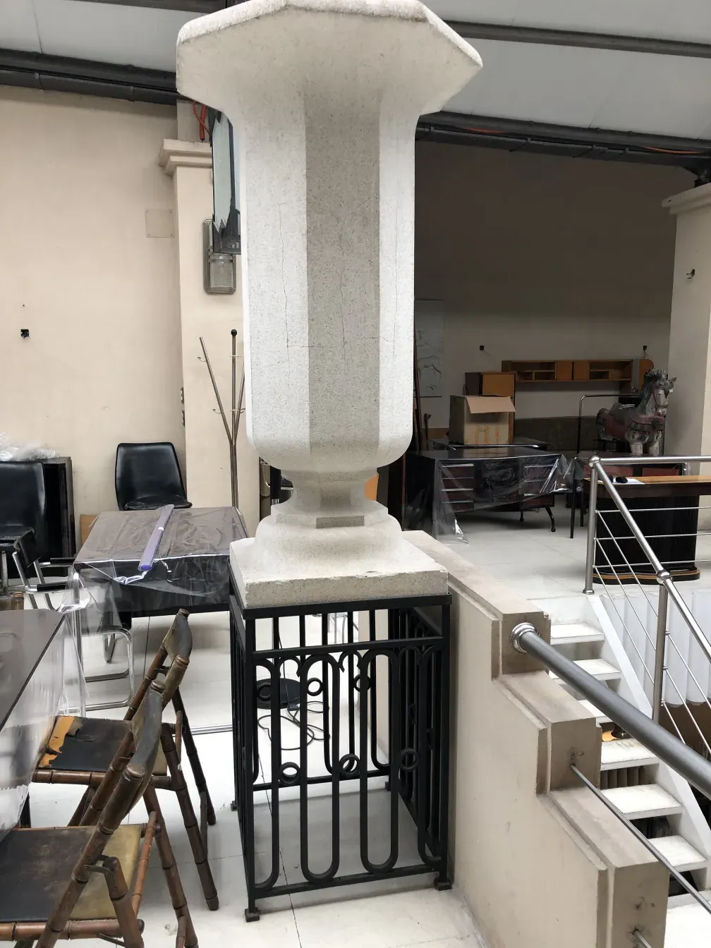 Calice décoratif ancien avec un design élégant dans un cadre ancien.