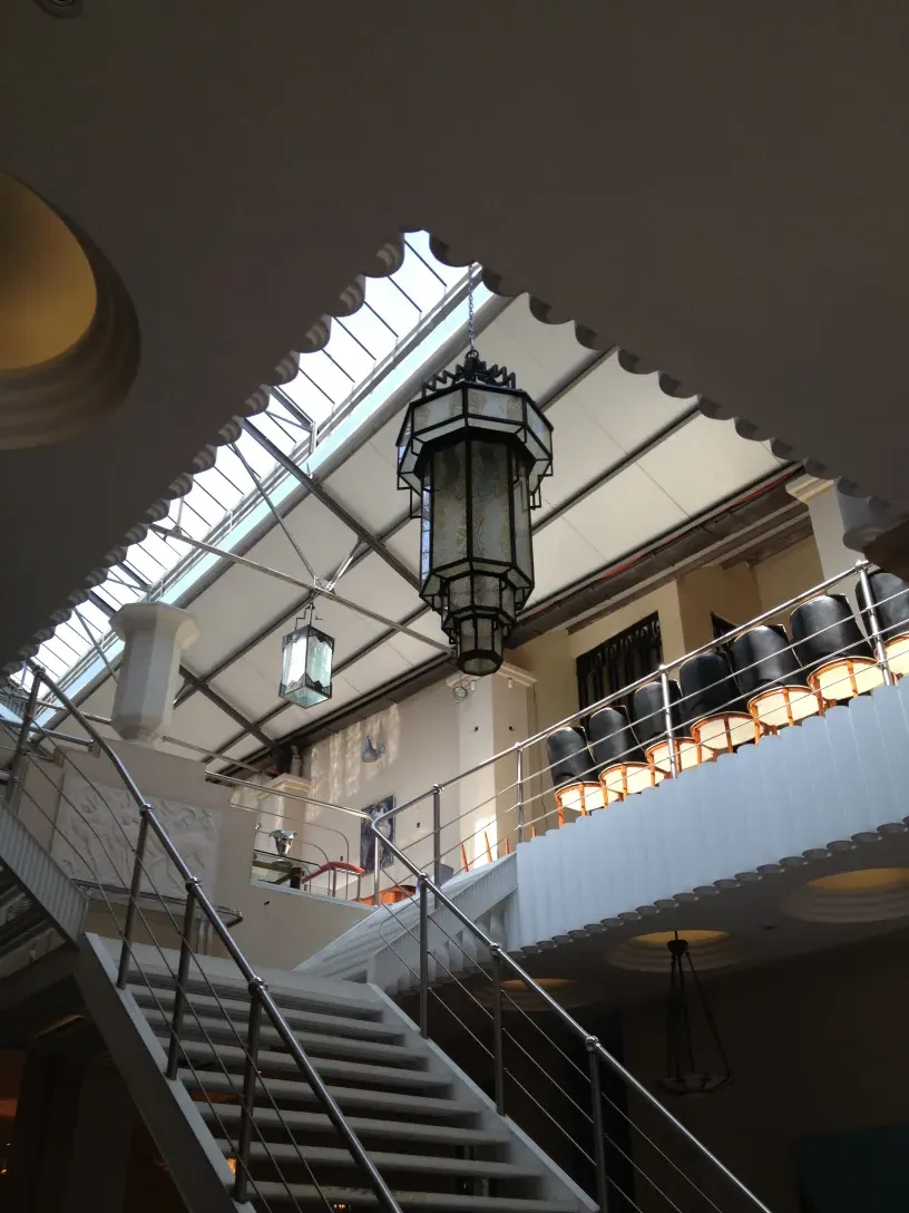 calice décoratif ancien suspendu dans un espace moderne