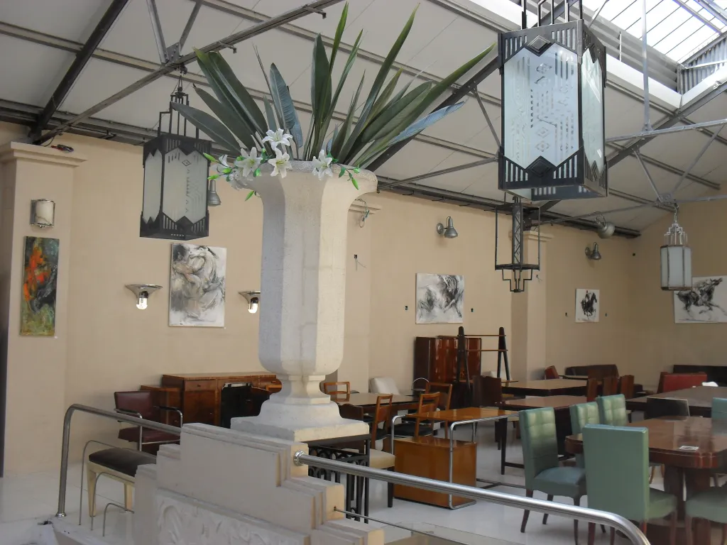 cálice decorativo antigo em um ambiente com plantas e arte