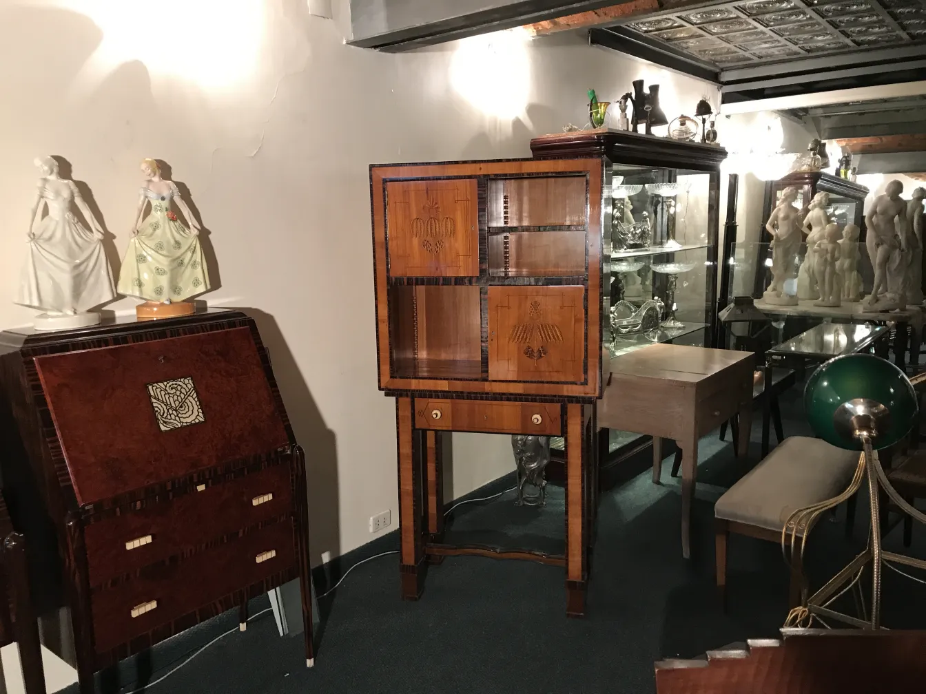 antik Zigarrenschrank von Koloman Moser in klassischer Umgebung