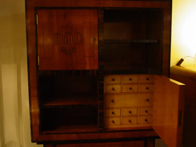 Mueble de habanos antiguo con diseño elegante de Koloman Moser, con compartimentos y cajones.