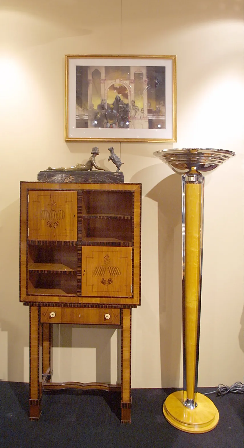 Antiquität Zigarrenschrank von Koloman Moser mit kunstvollen Verzierungen in einer eleganten Umgebung.