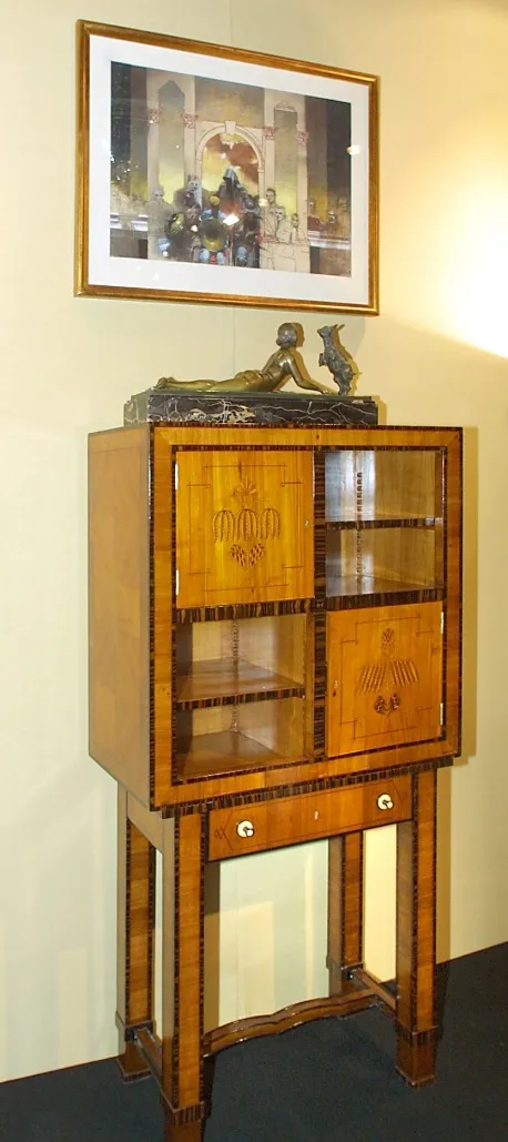 خزانة سيجار عتيقة من كولومان موسر مع تفاصيل مخصصة وإعداد أنيق.