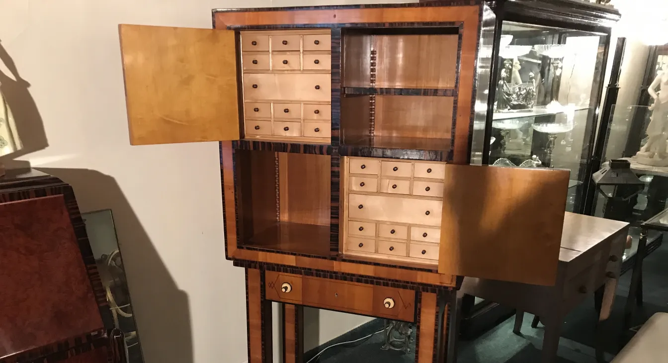 mueble antiguo para habanos con varios compartimentos y tiradores