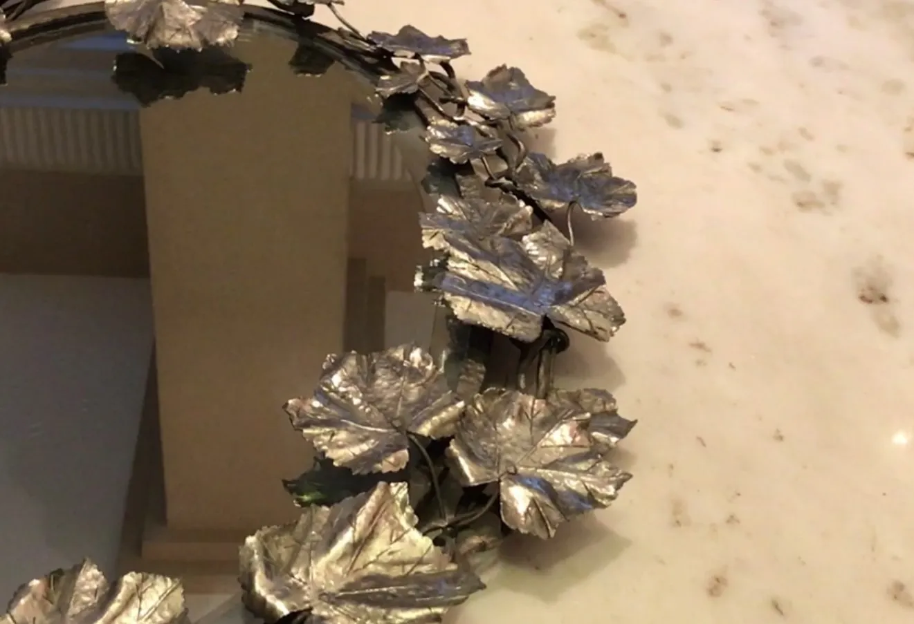 bandeja redonda antiga com folhas decorativas ao redor