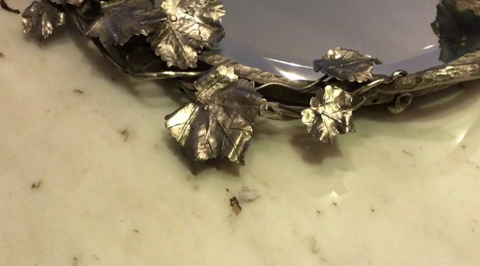 고전적인 쟁반의 가장자리에 장식적인 잎 요소