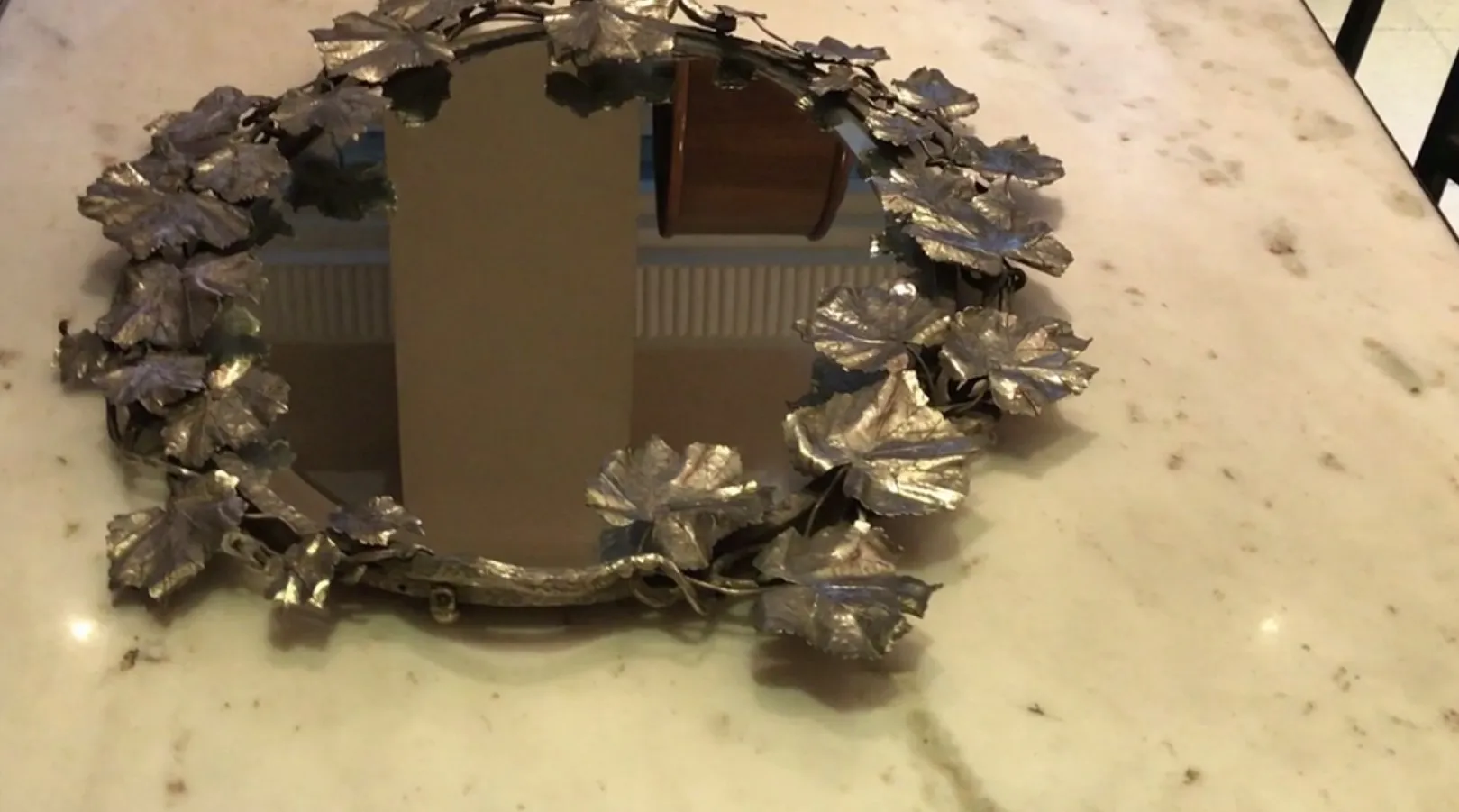 Vassoio antico con decorazioni a foglia sul bordo