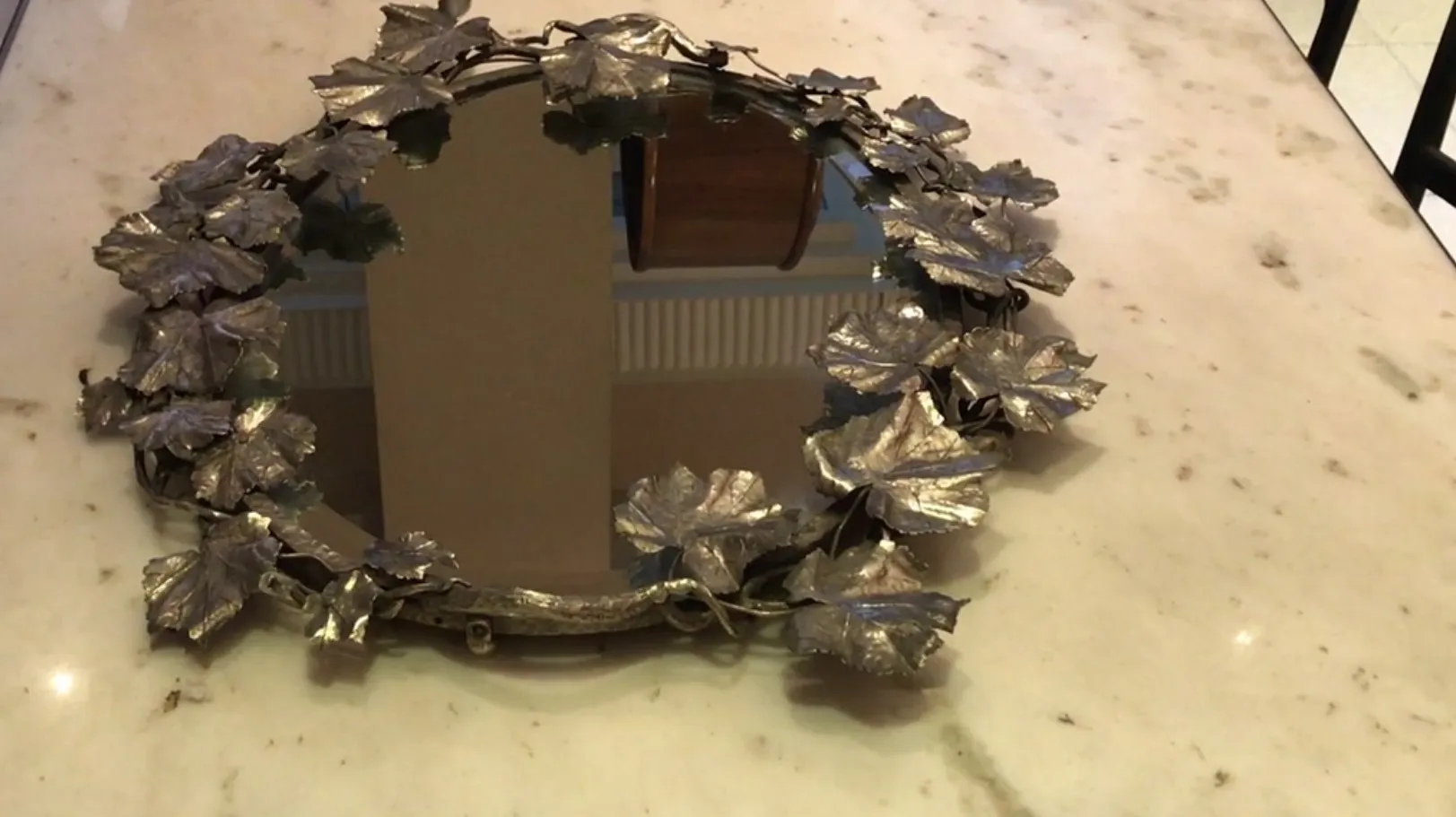 古董托盘上镶嵌着植物图案，环境优雅。