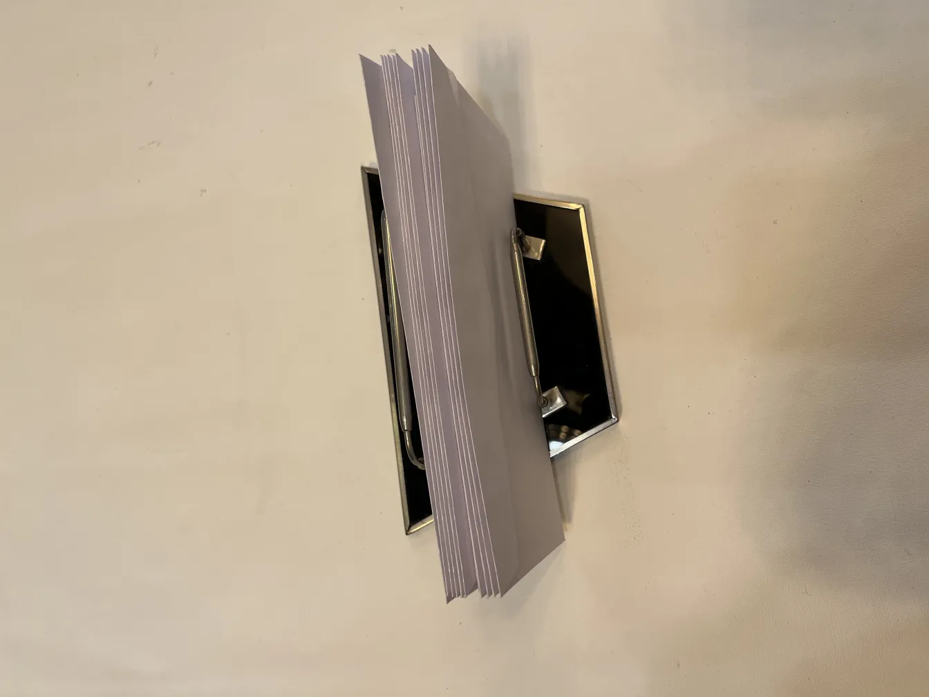 plateau de carte ancien avec un design attrayant, reposant sur une surface claire