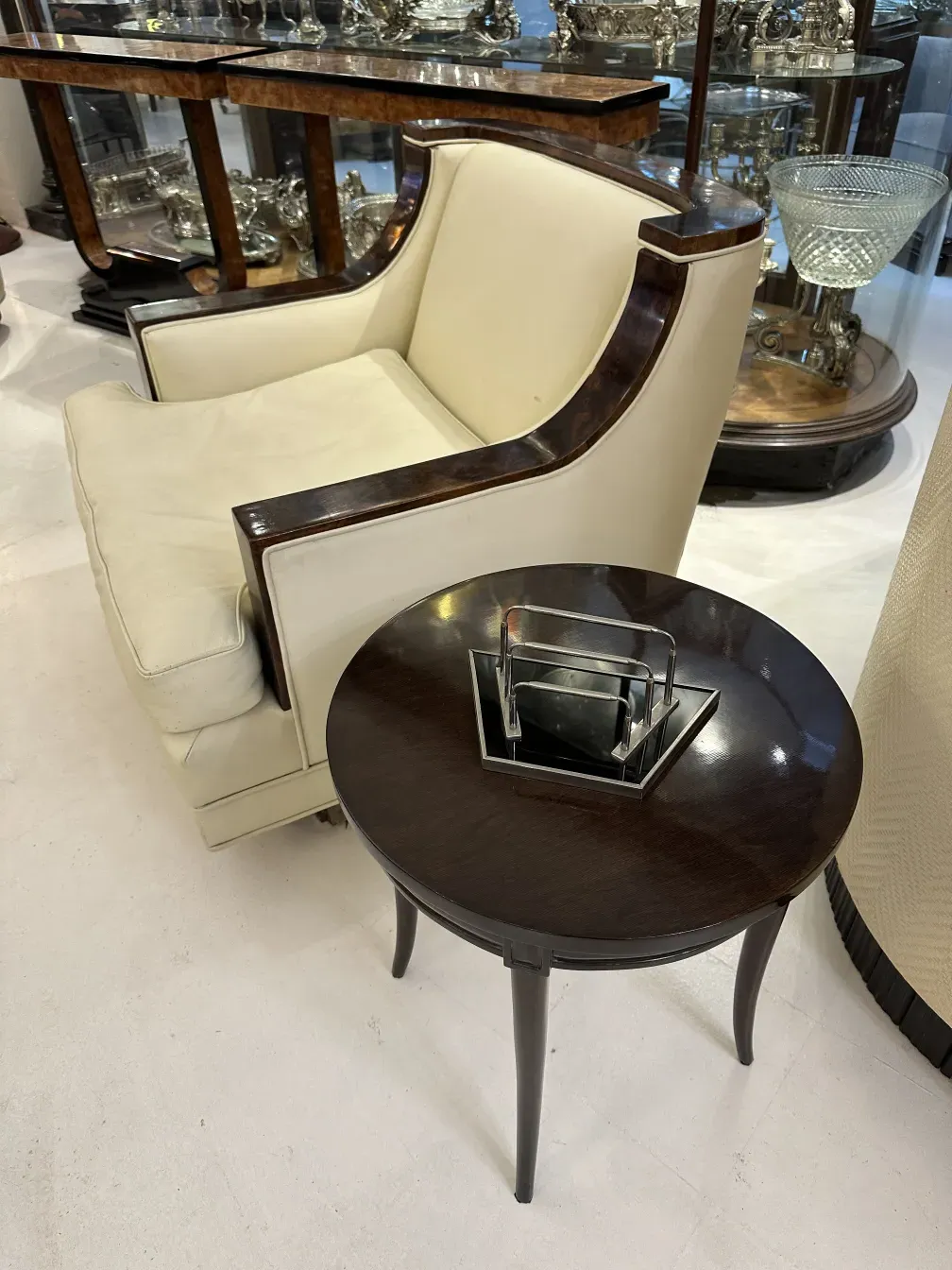 صينية مغلف قديمة WMF على طاولة دائرية، في بيئة أنيقة