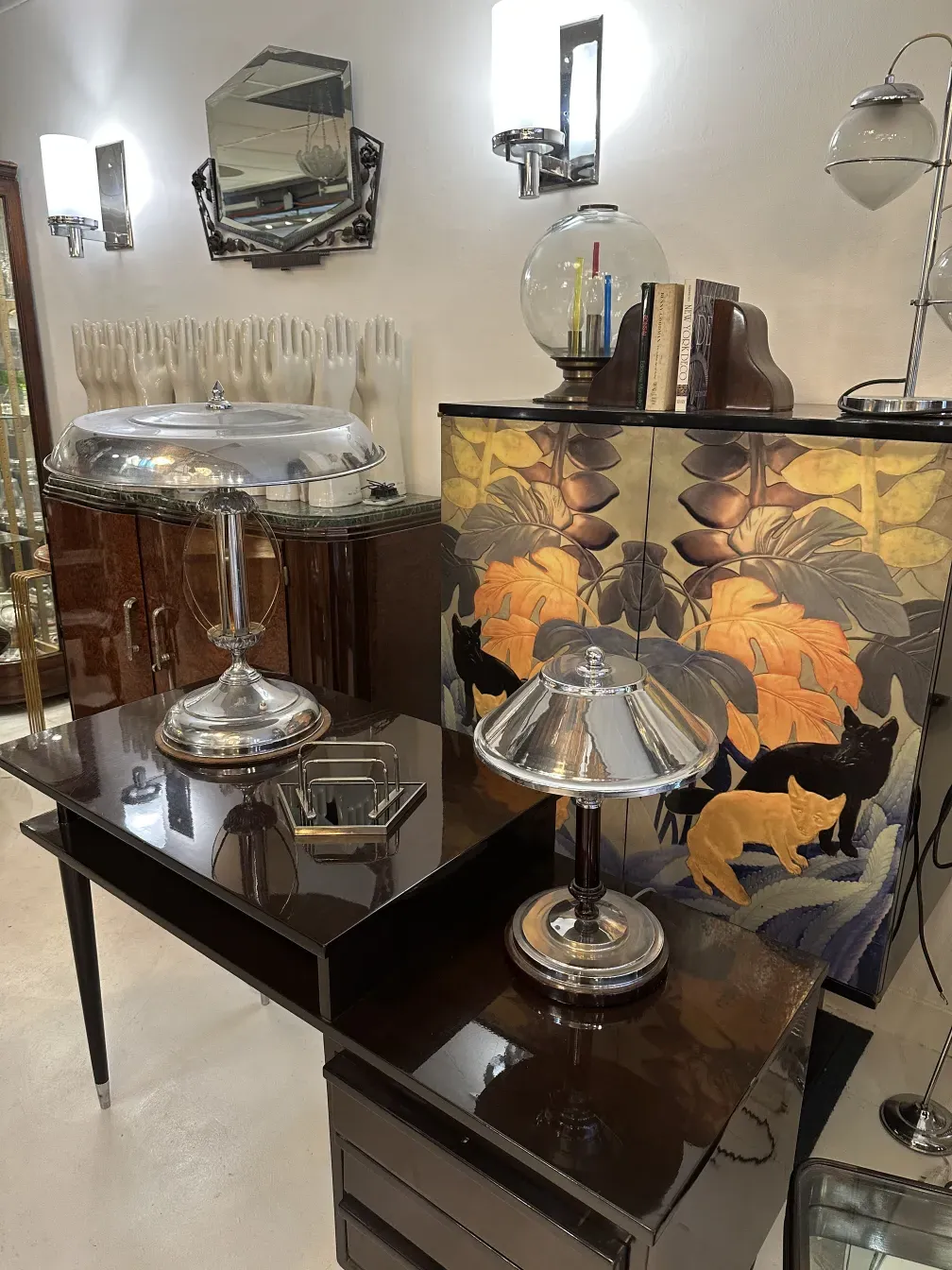 bandeja de cartas antiga WMF com design elegante e cores vibrantes, em um ambiente moderno