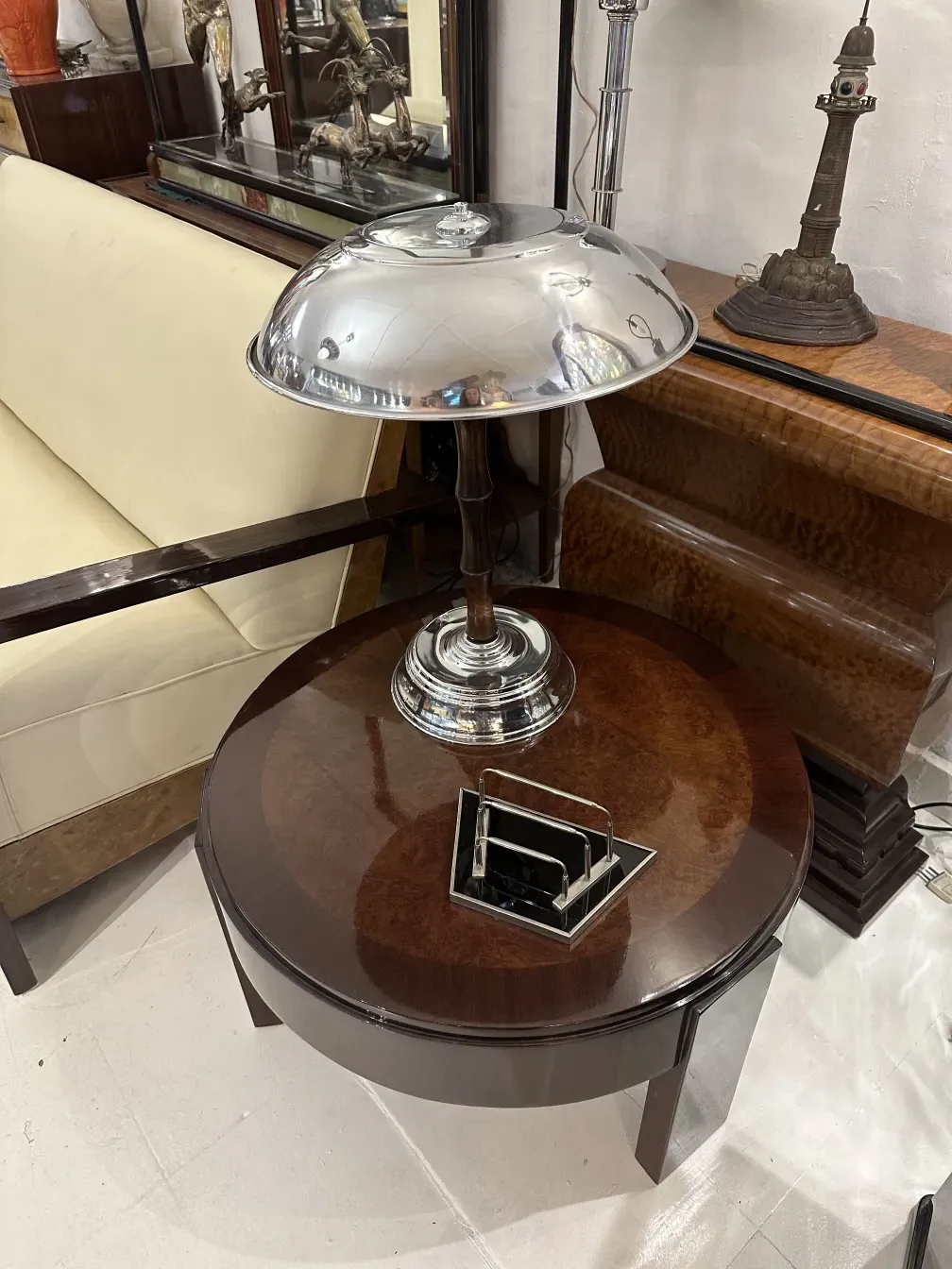 bandeja de cartas antigua WMF con diseño elegante y decoración detallada, en un ambiente clásico.