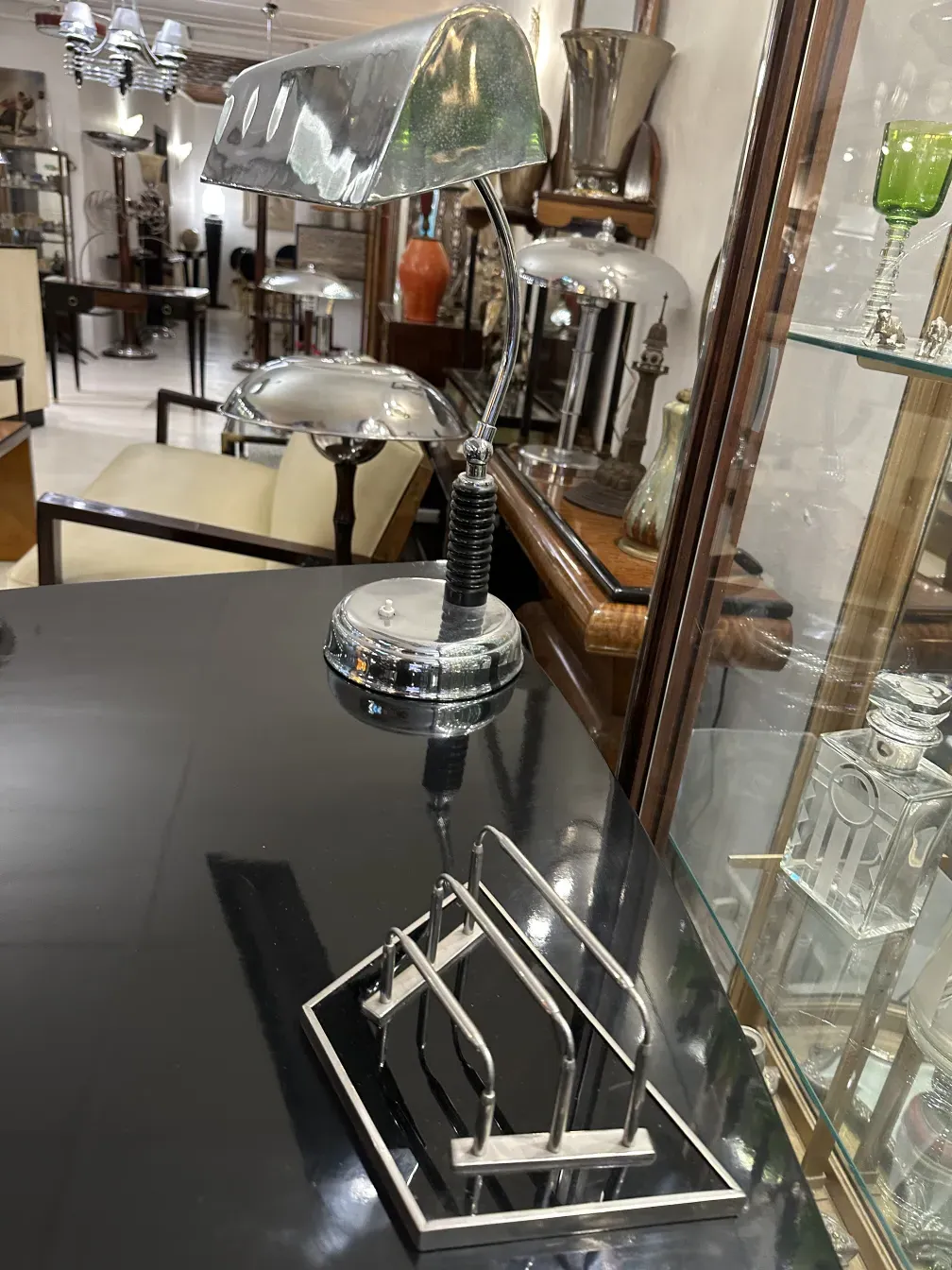 bandeja de cartas antiga WMF com detalhes elegantes em ambiente clássico