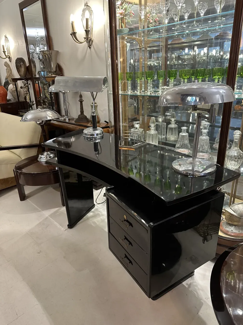 plateau de carte ancien WMF avec détails décoratifs, entouré d'objets anciens et de verre