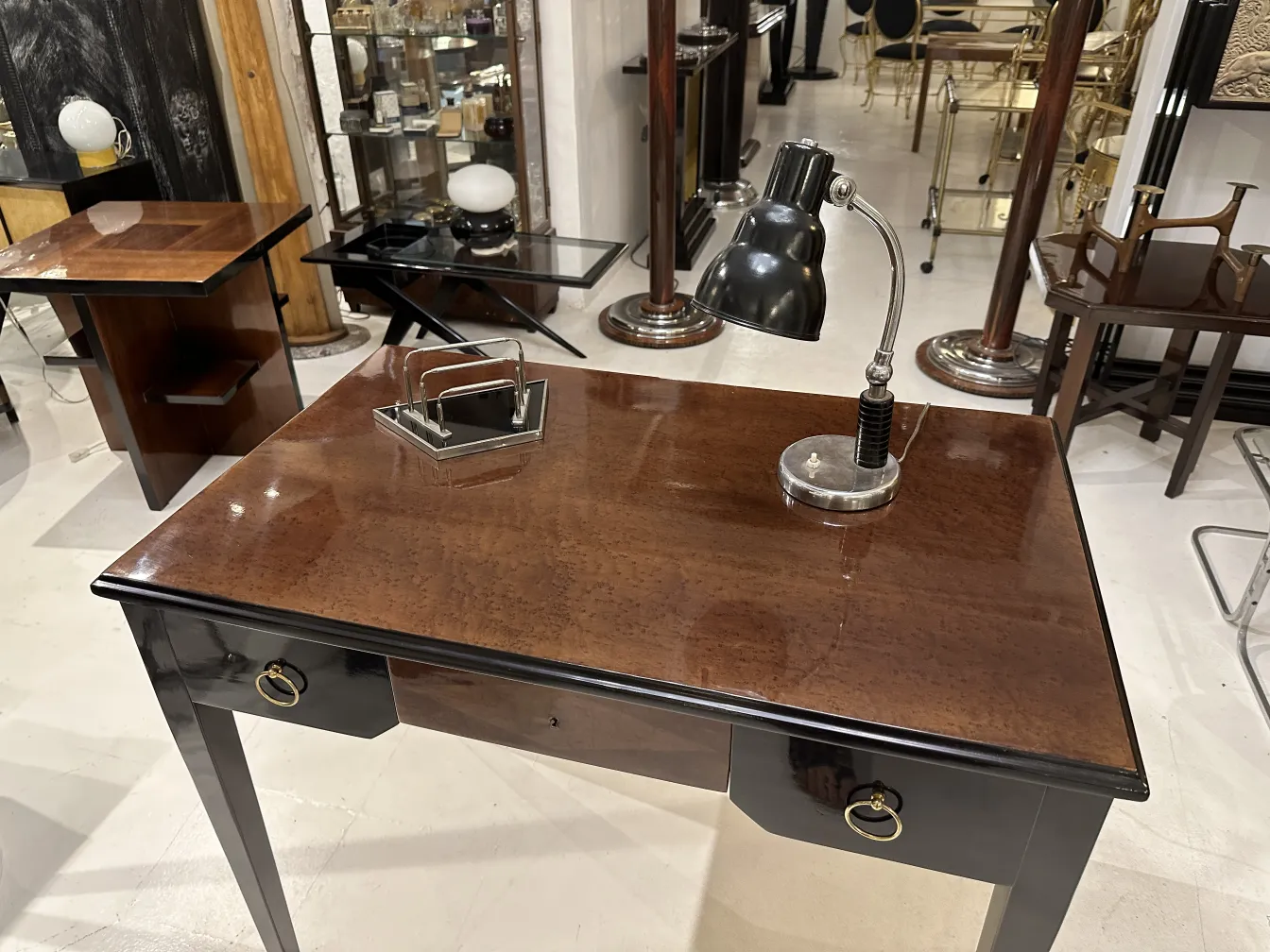 plateaux de carte ancien wmf près d'une lampe de bureau