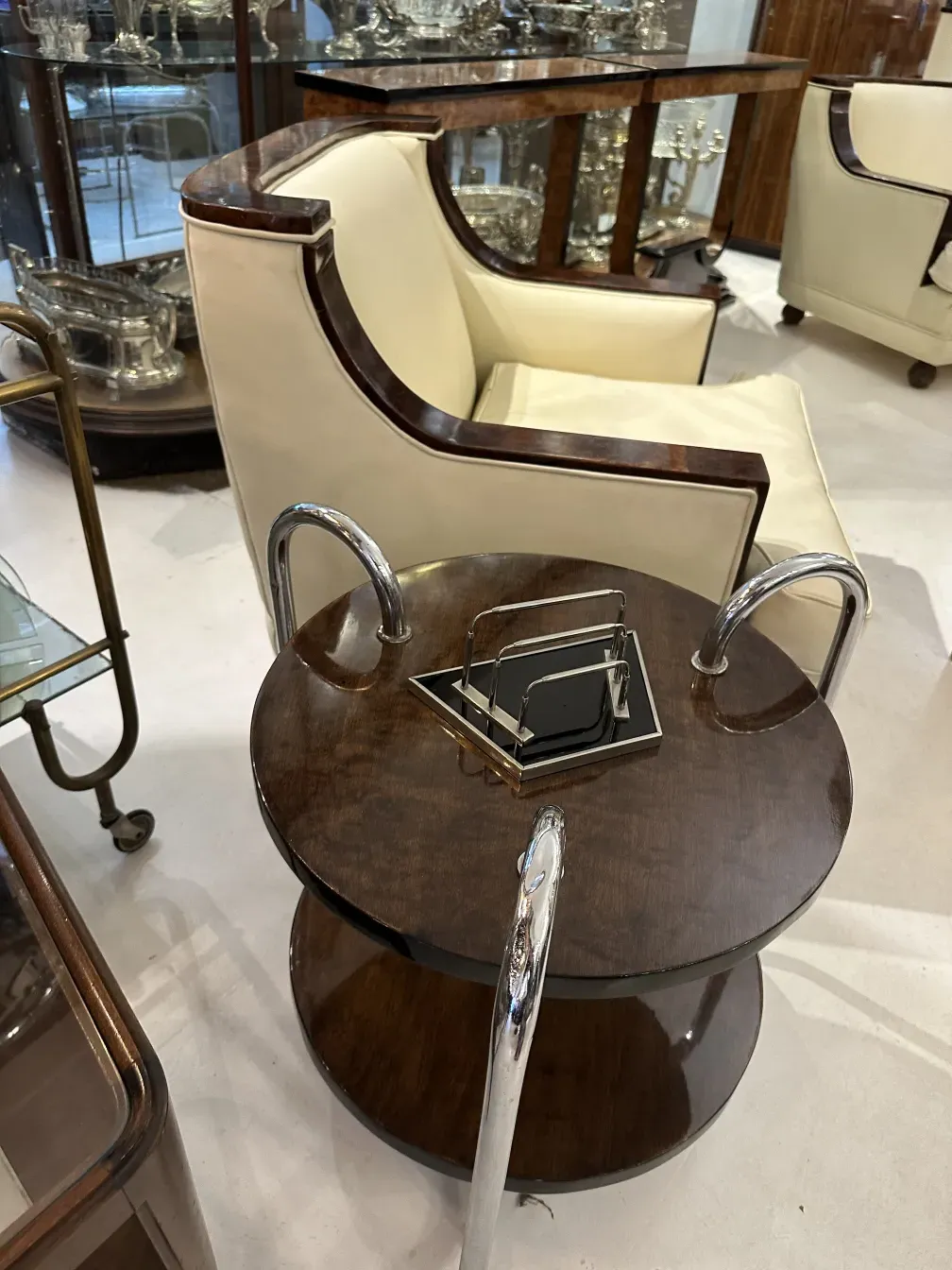 vassoi per carte antichi WMF in un ambiente d'antiquariato