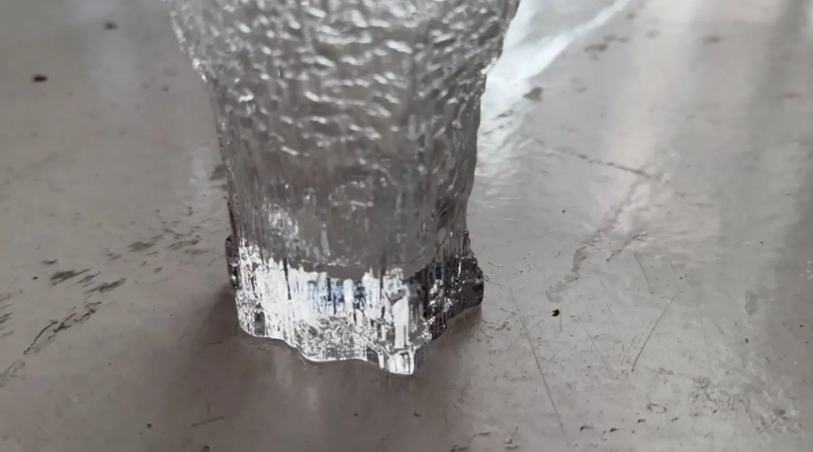 sous un verre tapio wirkkala dans un cadre lumineux