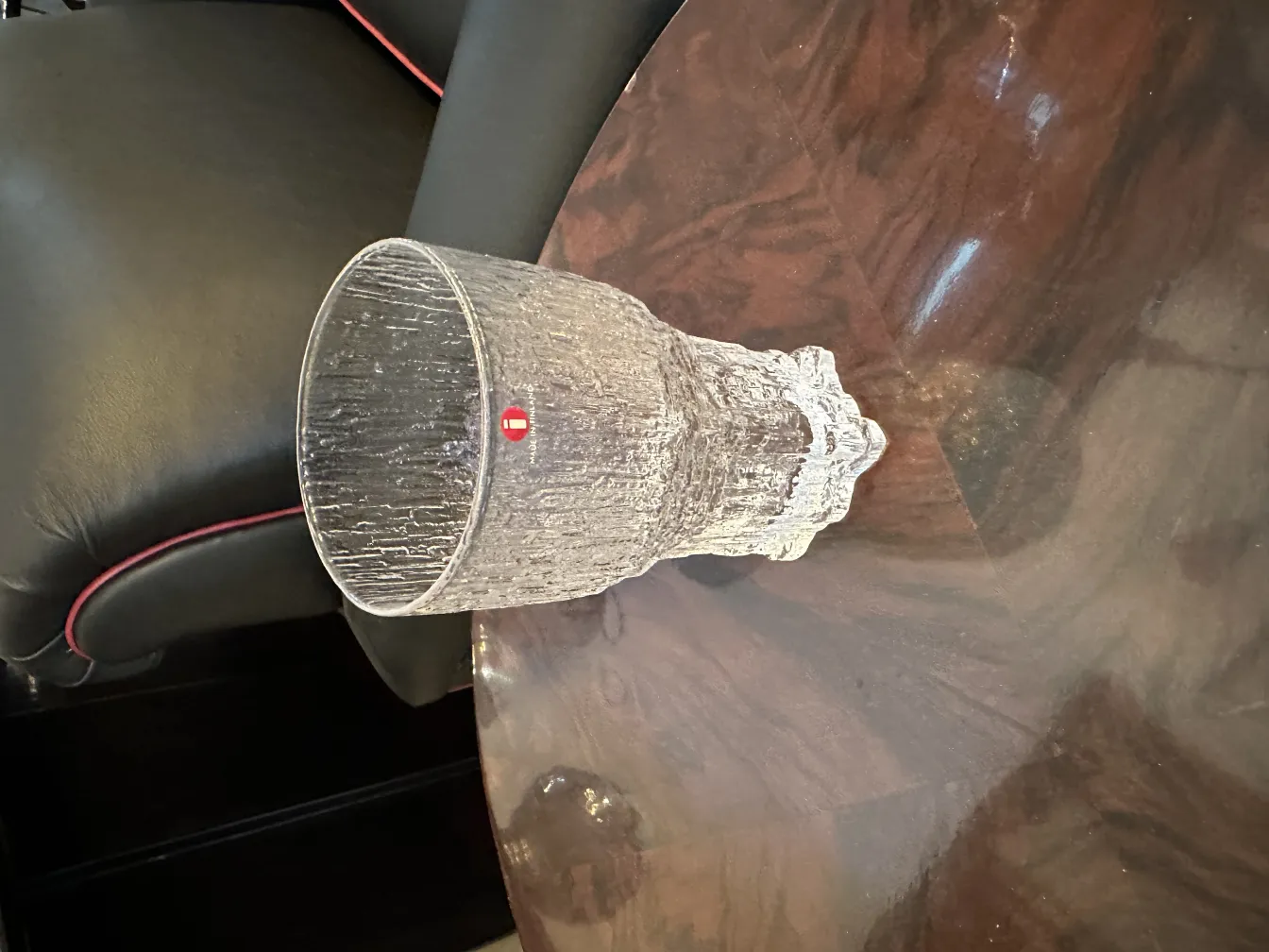 8 vasos Tapio Wirkkala antiguos sobre mesa con fondo oscuro