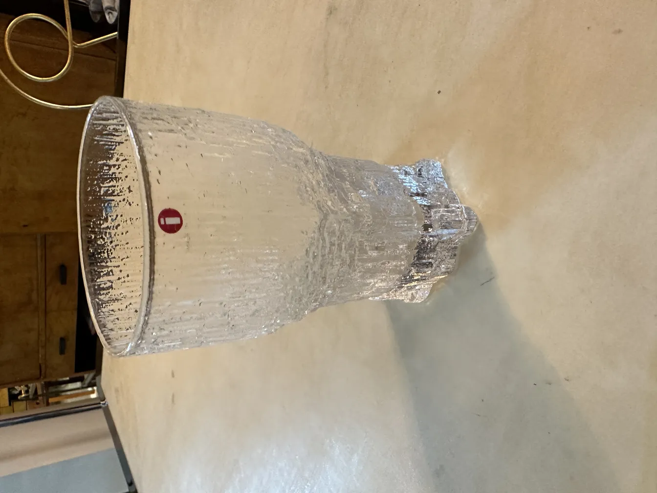 Set aus 8 antiken Gläsern Tapio Wirkkala auf einem hellen Tisch.