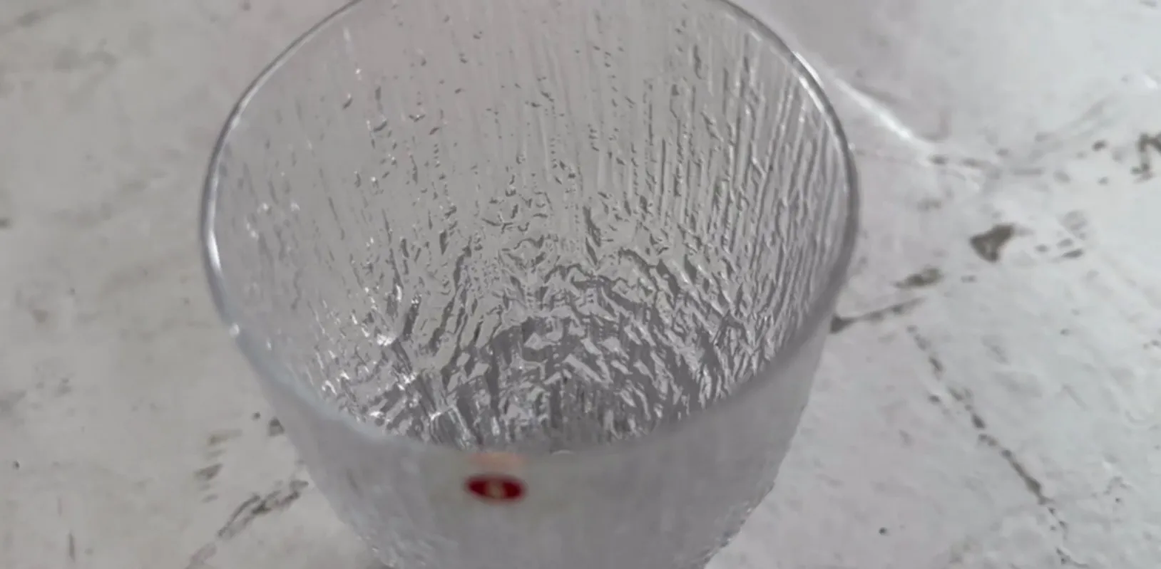 Ensemble de huit verres anciens de Tapio Wirkkala sur une surface claire.