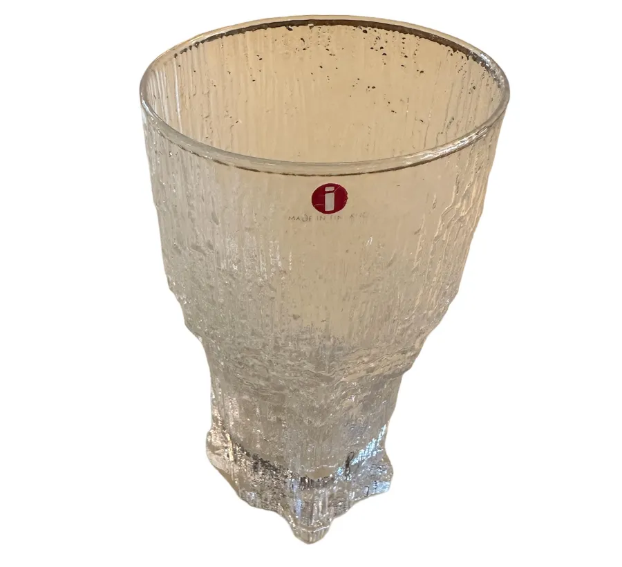 8 bicchieri antichi di Tapio Wirkkala, con texture uniche in un ambiente elegante.