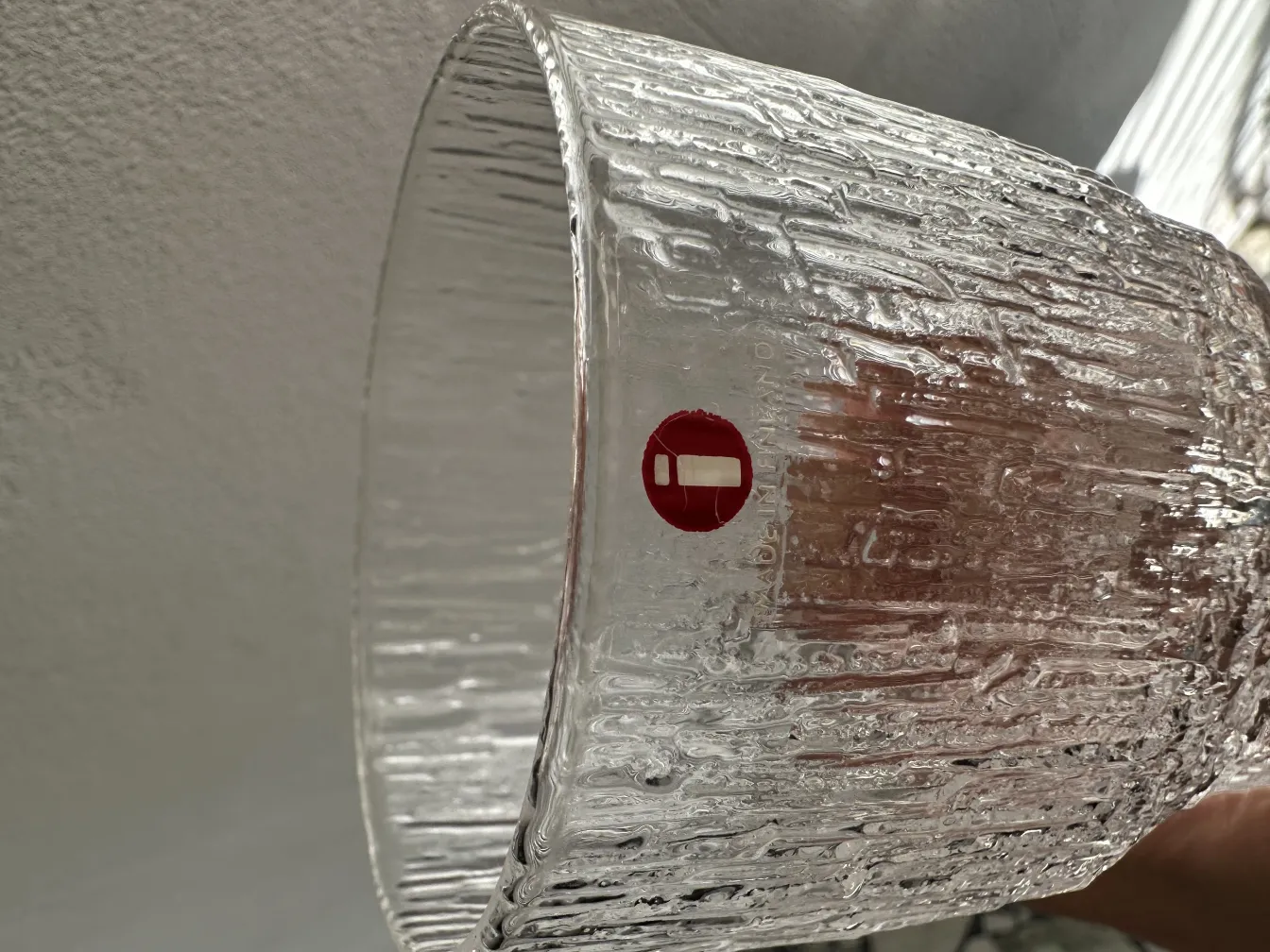 Ocho vasos de tapio wirkkala con textura clara en un ambiente iluminado.