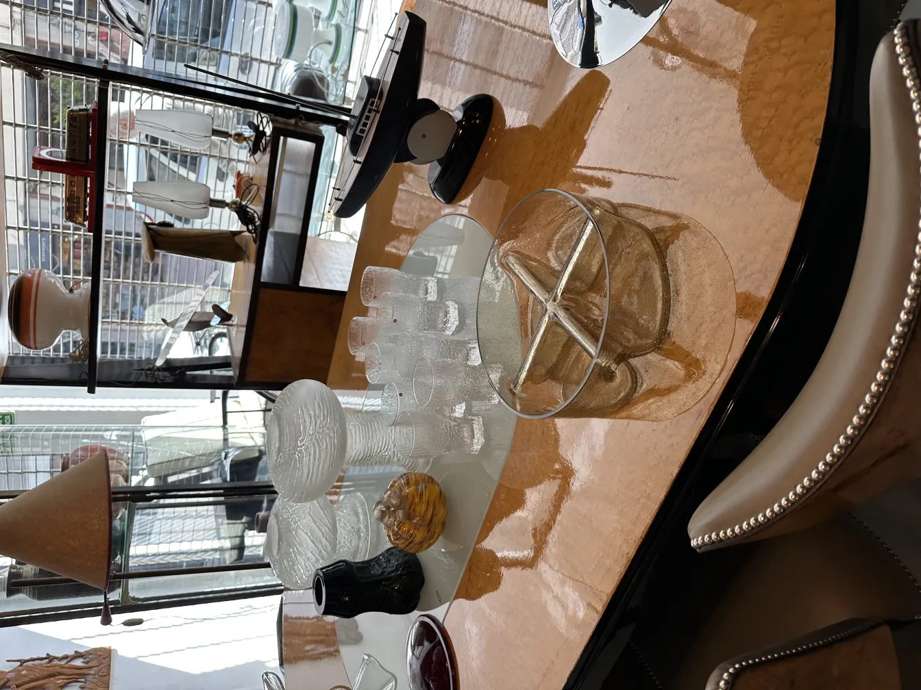 ocho vasos de diseño tapio wirkkala en un entorno antiguo