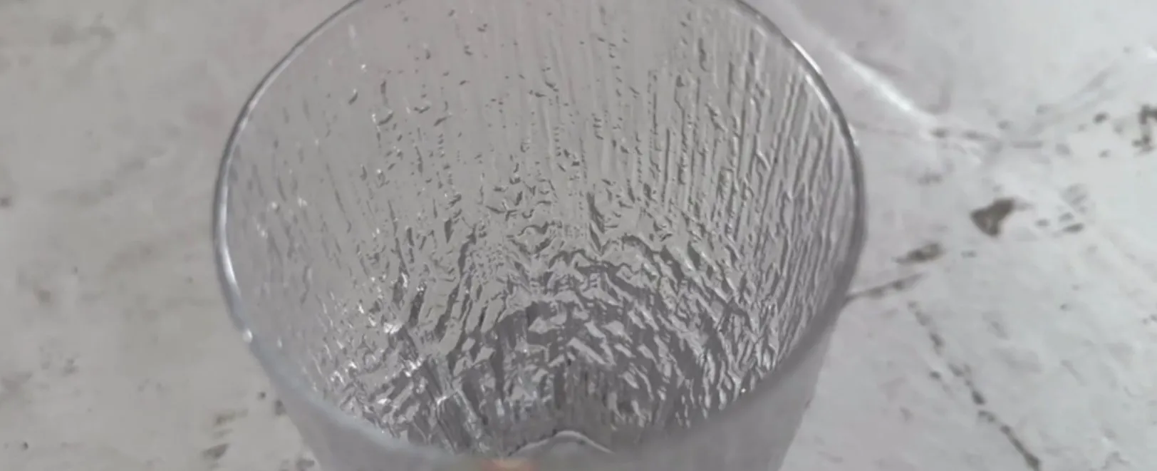 Detrás de los 8 vasos antiguos Tapio Wirkkala, hay un ambiente acogedor.