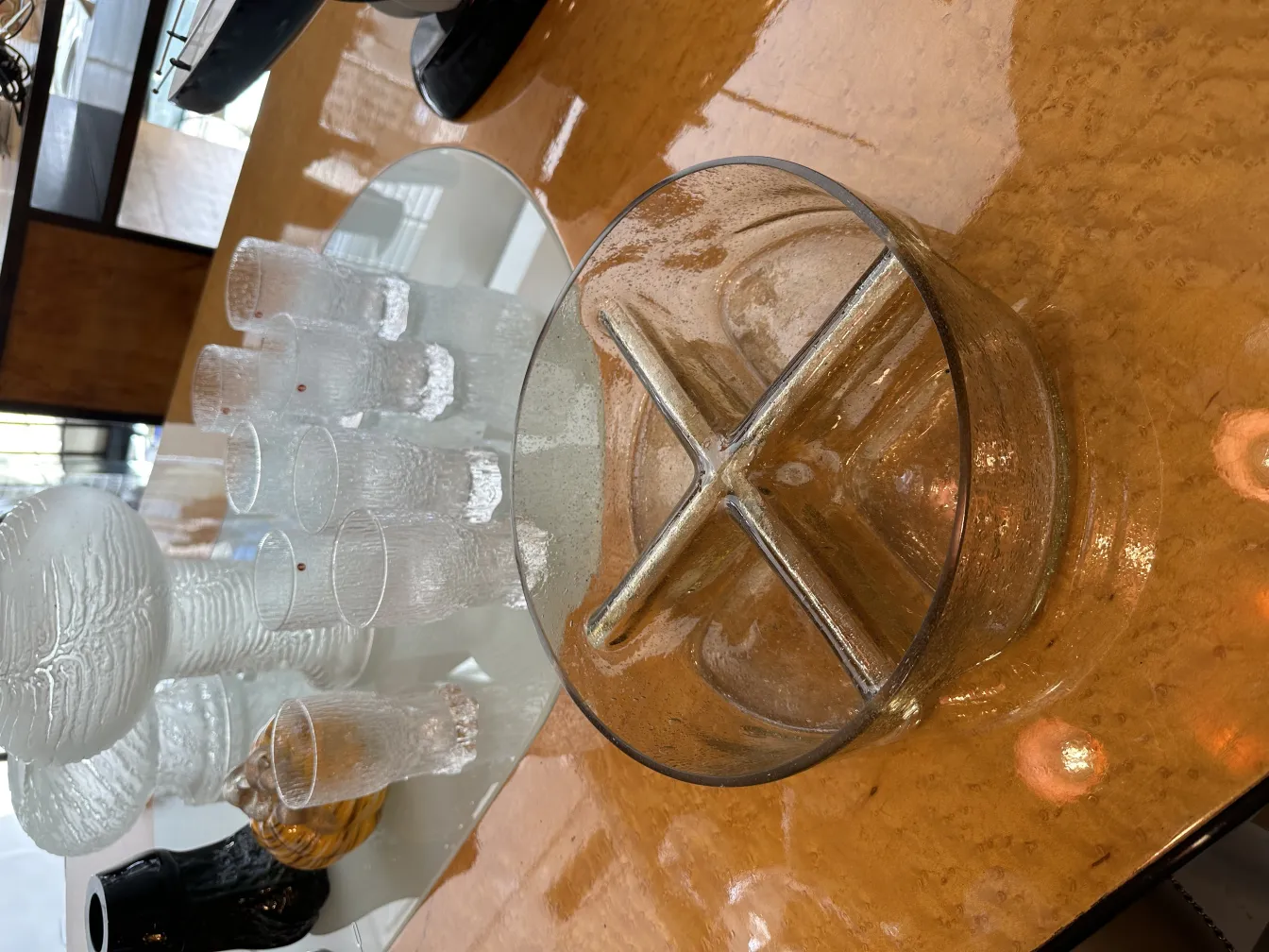 Ensemble de 8 verres avec un design exquis, antiquité, dans un environnement élégant