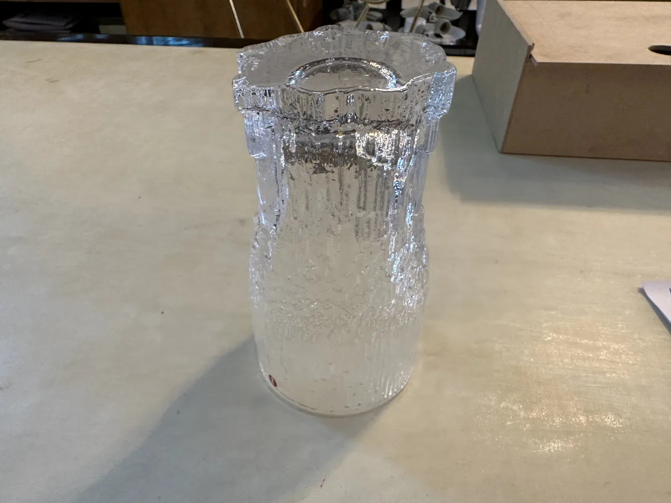 Huit verres antiques de Tapio Wirkkala sur une table.