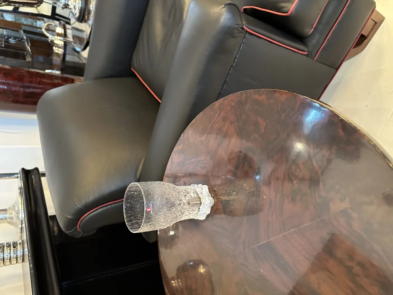 8 bicchieri antichi Tapio Wirkkala su un tavolo elegante